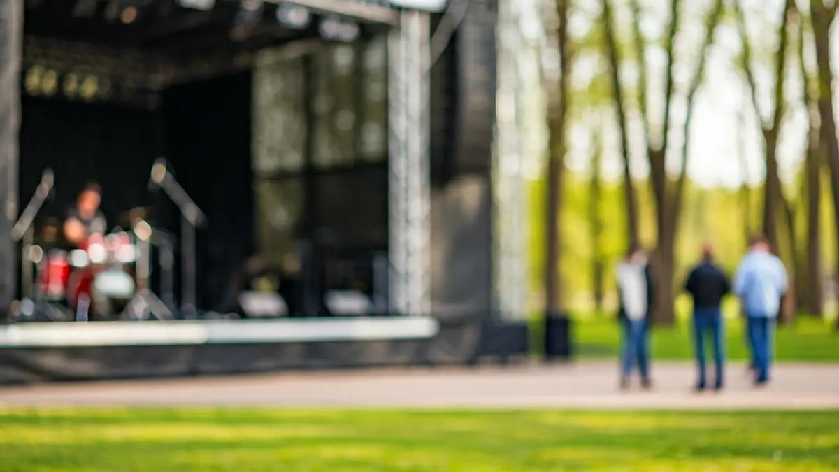 Imagen genérica de un escenario al aire libre en un parque, preparado para un concierto de música en primavera.