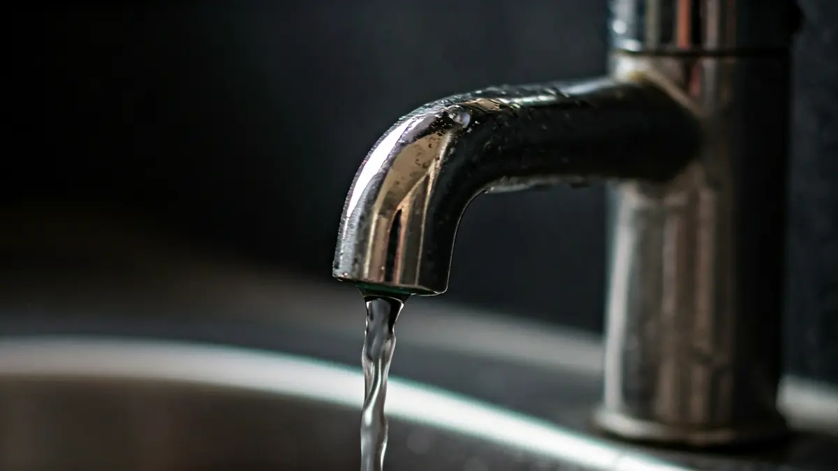 Image of a tap with slightly turbid water, symbolizing the recovery of supply after a breakdown.