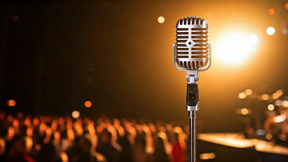 Imagen genérica de un micrófono en un escenario de rock.