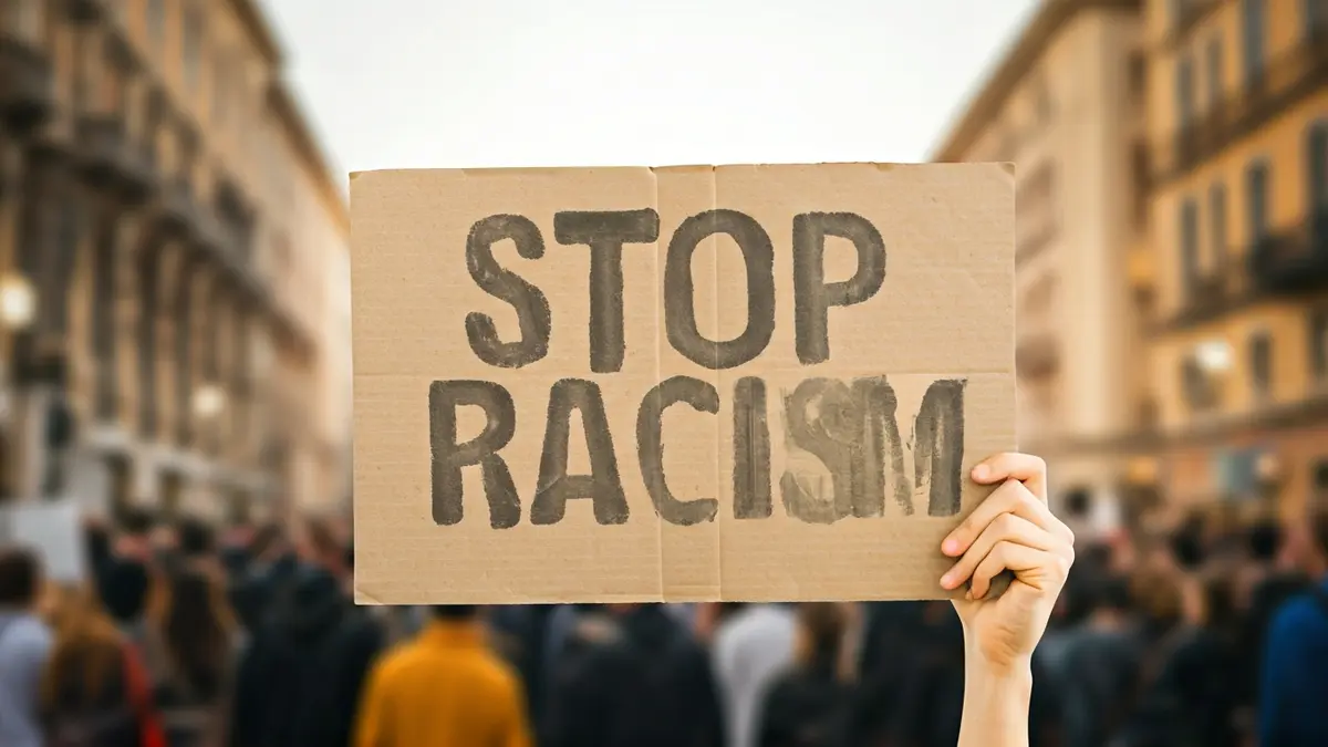 Imagen genérica de una mano sosteniendo un cartel contra el racismo en una manifestación.