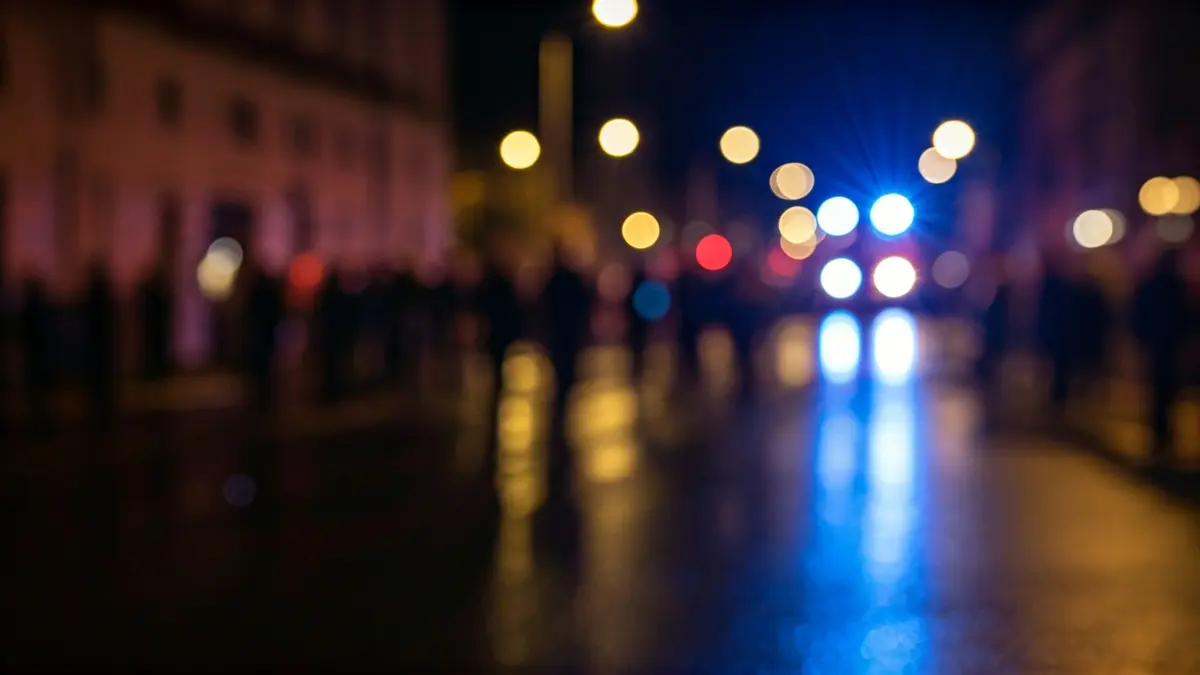 Imagen genérica de luces de emergencia reflejadas en el asfalto mojado por la noche.