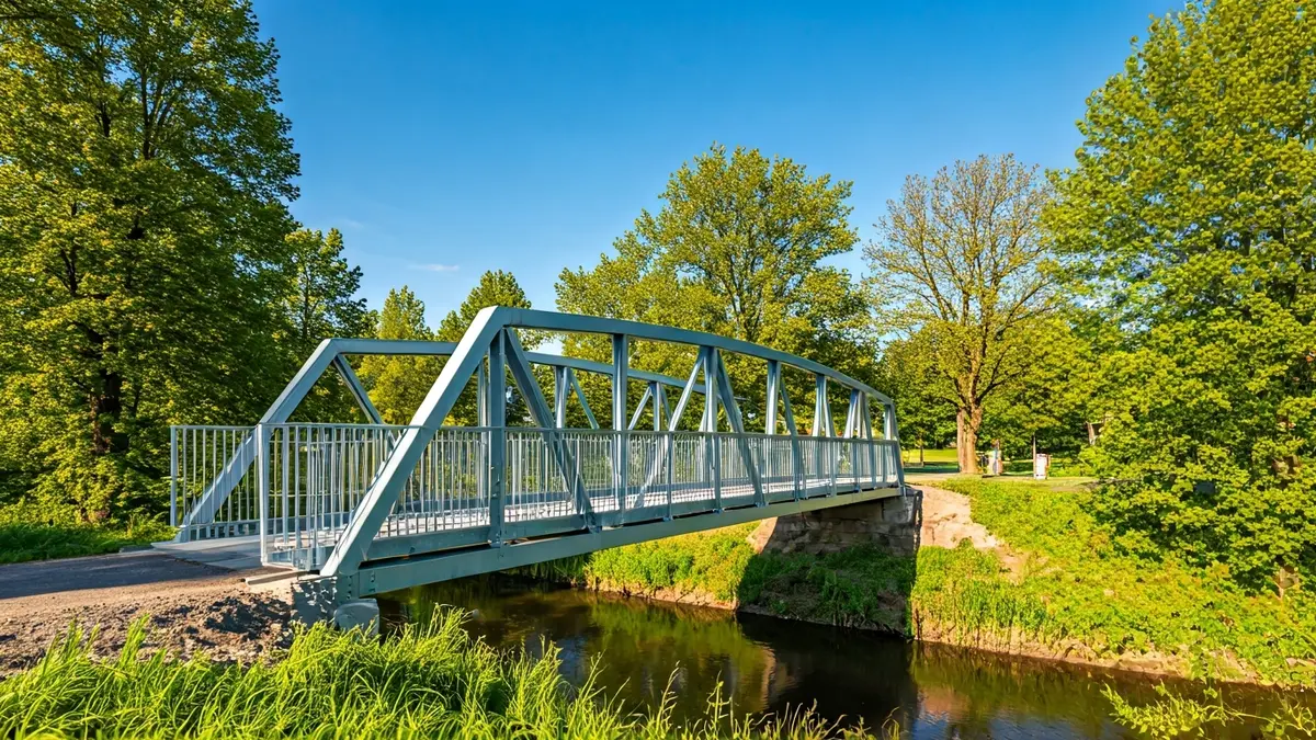 Pasarela peatonal metálica sobre el arroyo de la Poveda en Collado Villalba.