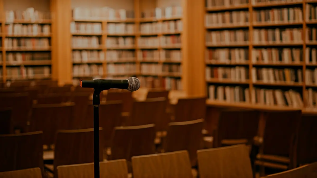 Imagen genérica de un centro cultural o sala de exposiciones con ambiente cálido.
