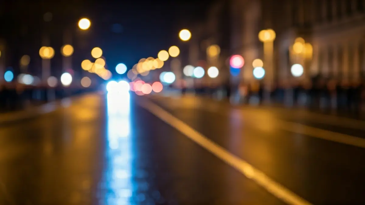 Imagen genérica de luces de emergencia reflejadas en el asfalto mojado de una calle urbana.