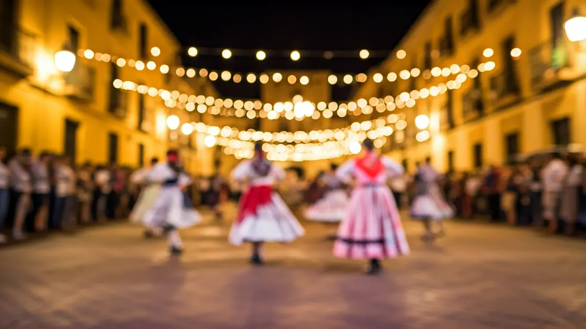 Imagen genérica de una plaza festiva con gente bailando sevillanas.