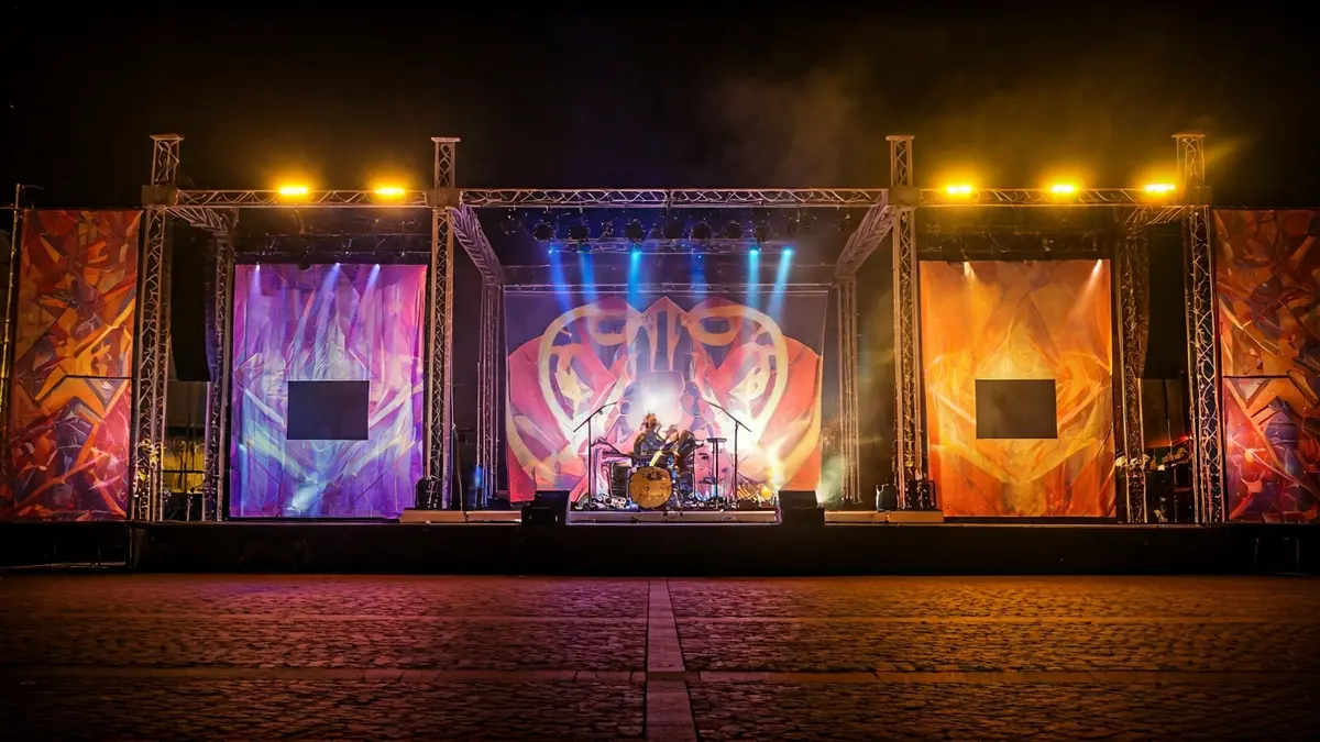 Generic image of a vibrant stage with dynamic lighting, representing a music and circus show.