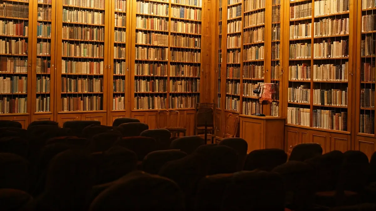 Imagen genérica de un interior de biblioteca o sala de conciertos con un micrófono en un podio.