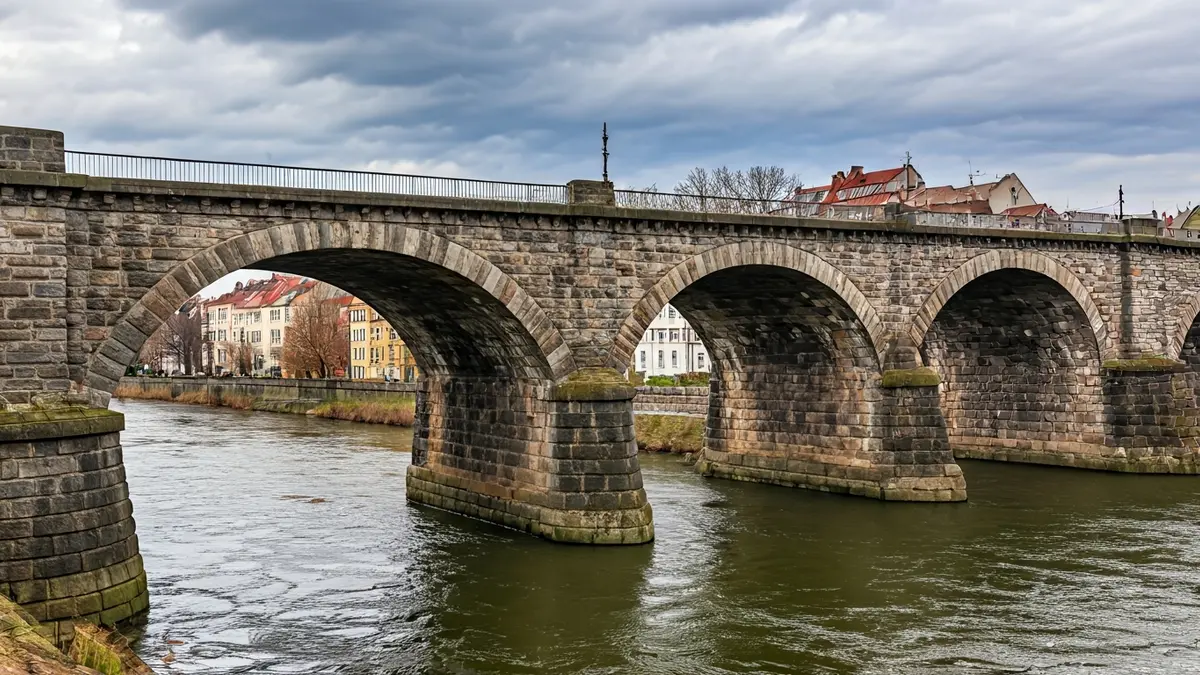 Imagen de un puente ferroviario deteriorado en un entorno urbano.