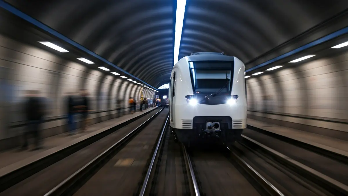 Generic image of a subway train entering a tunnel.