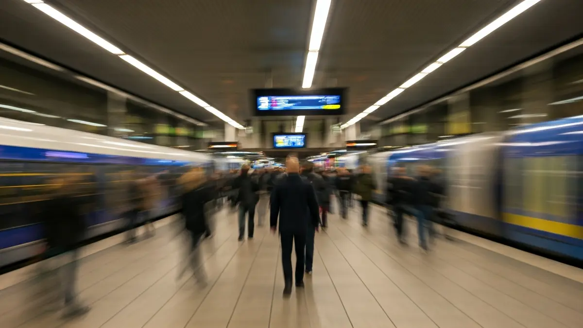Imagen genérica de una estación de transporte público moderna y concurrida.