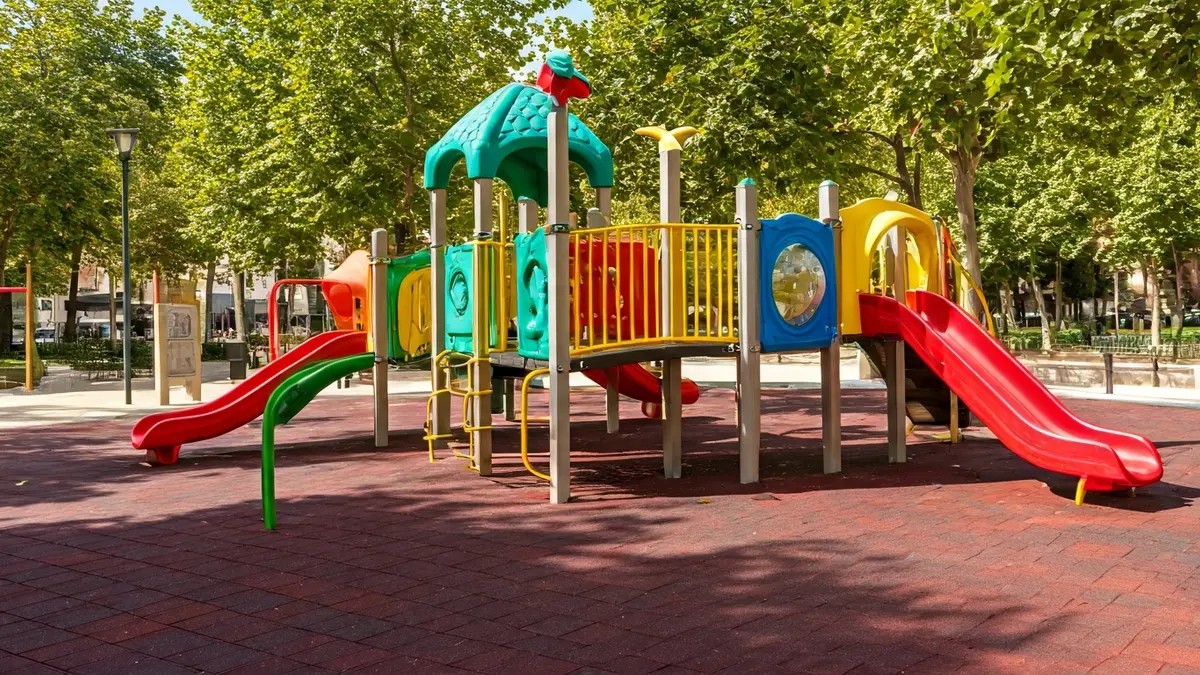 Imagen genérica de un parque infantil moderno y colorido en una ciudad.