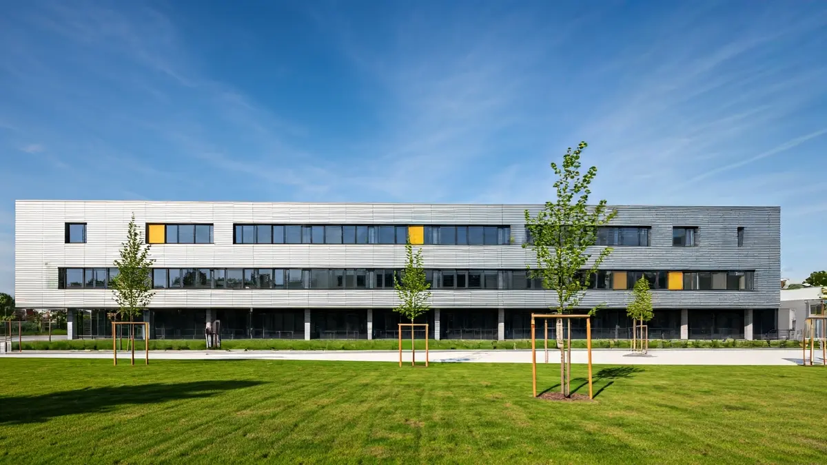 Fachada moderna de un colegio con grandes ventanales y diseño contemporáneo.