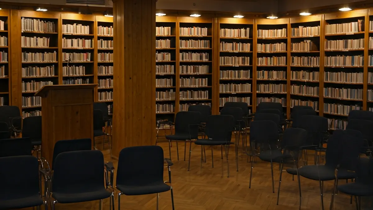 Imagen genérica de una presentación de libro en una biblioteca.