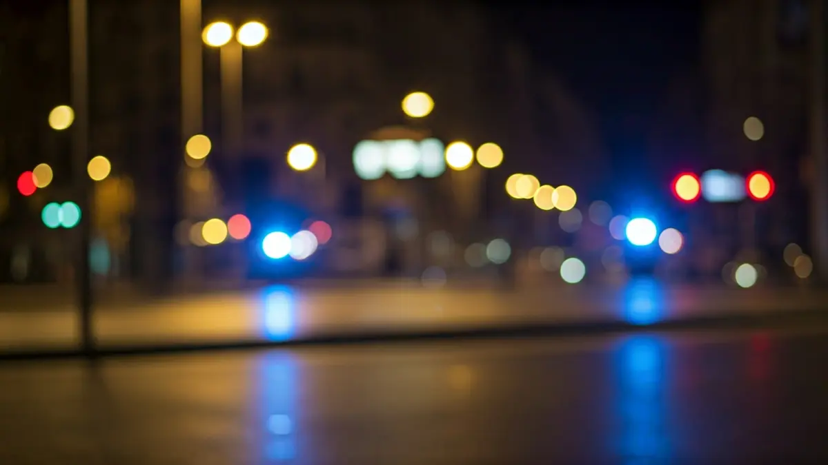 Imagen genérica de luces de emergencia reflejadas en el asfalto cerca de una estación de metro.