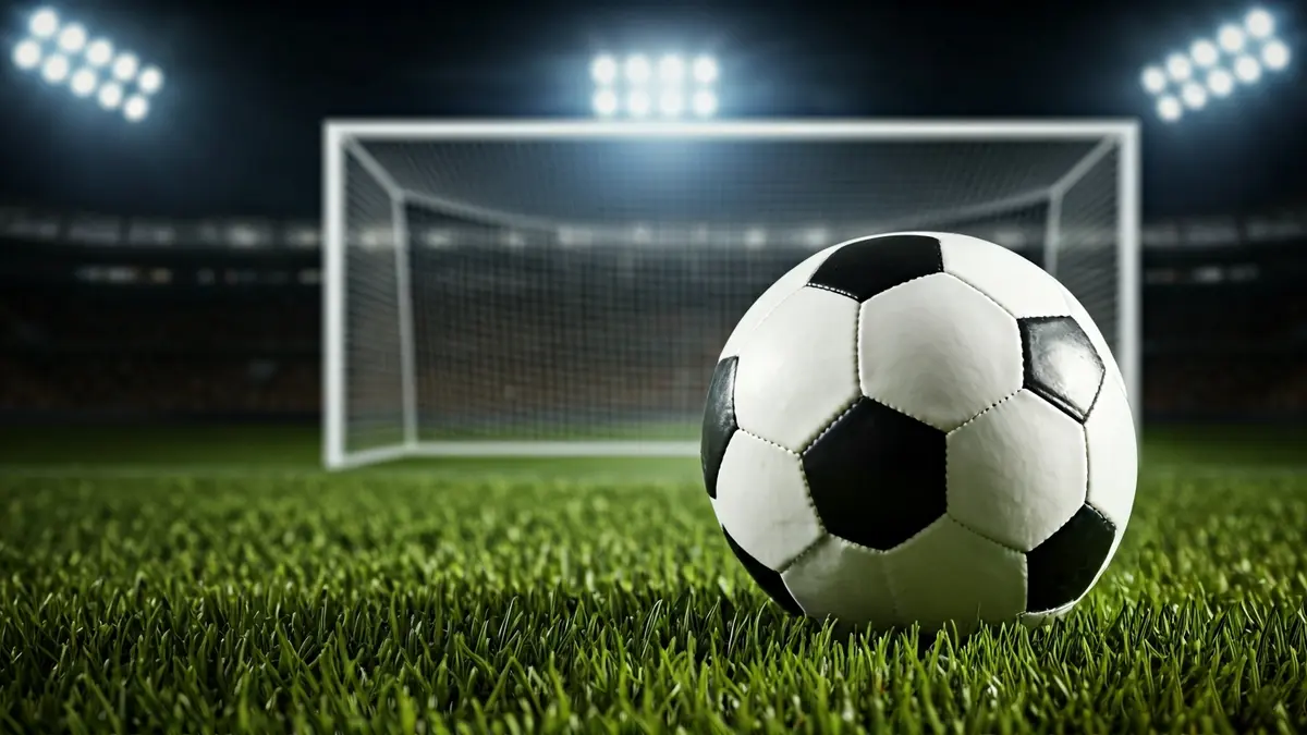 Imagen genérica de un balón de fútbol en el césped de un campo.