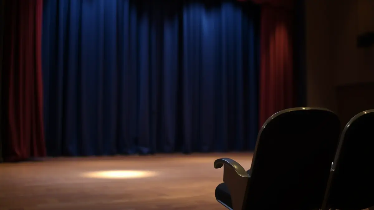 Imagen genérica de un escenario de teatro con un asiento vacío, simbolizando el inicio de un festival de danza.