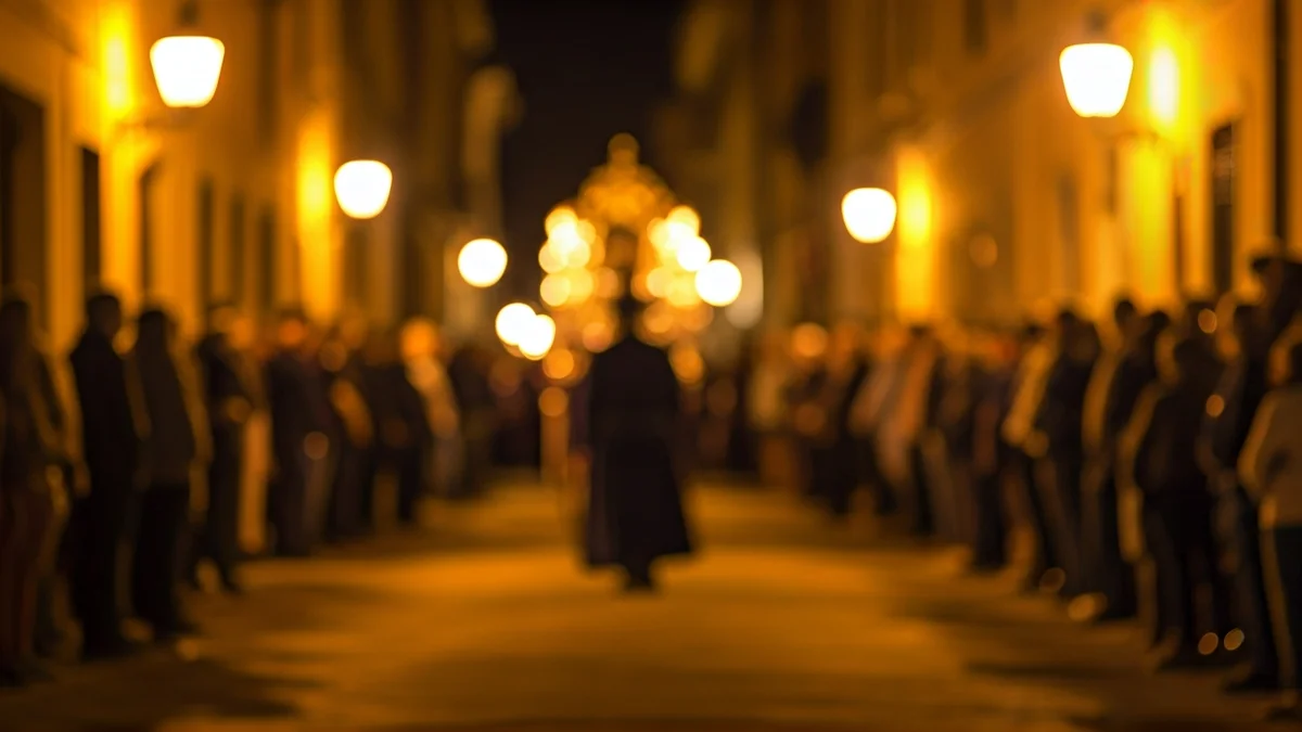 Imagen de una procesión nocturna en una calle concurrida, con la Familia Real mezclándose entre los asistentes.