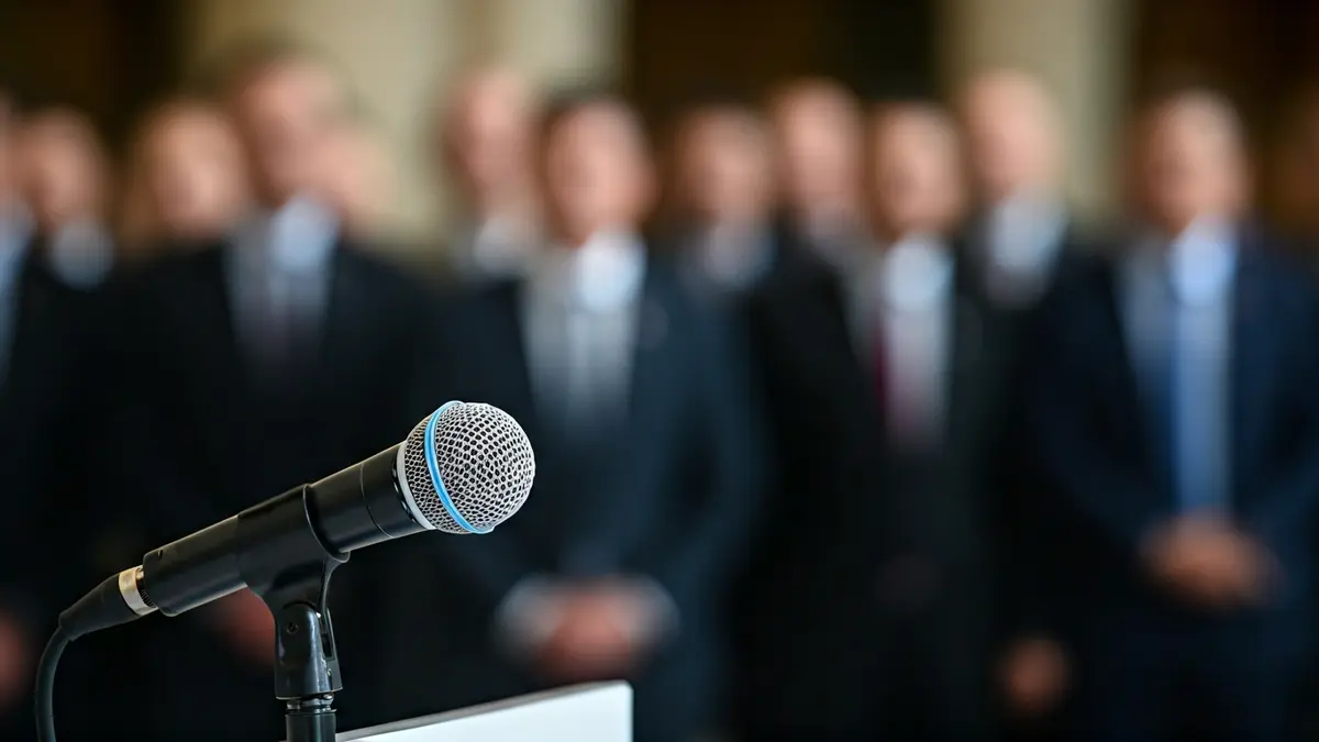 Imagen genérica de un micrófono en un podio durante un evento político.