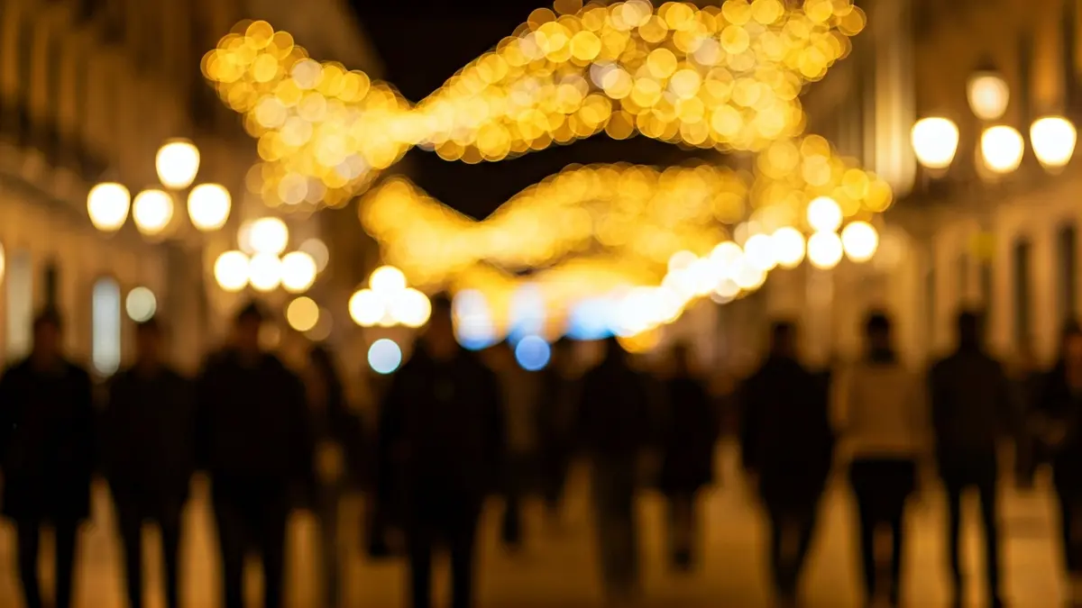 Imagen genérica de luces de Navidad en una calle urbana.