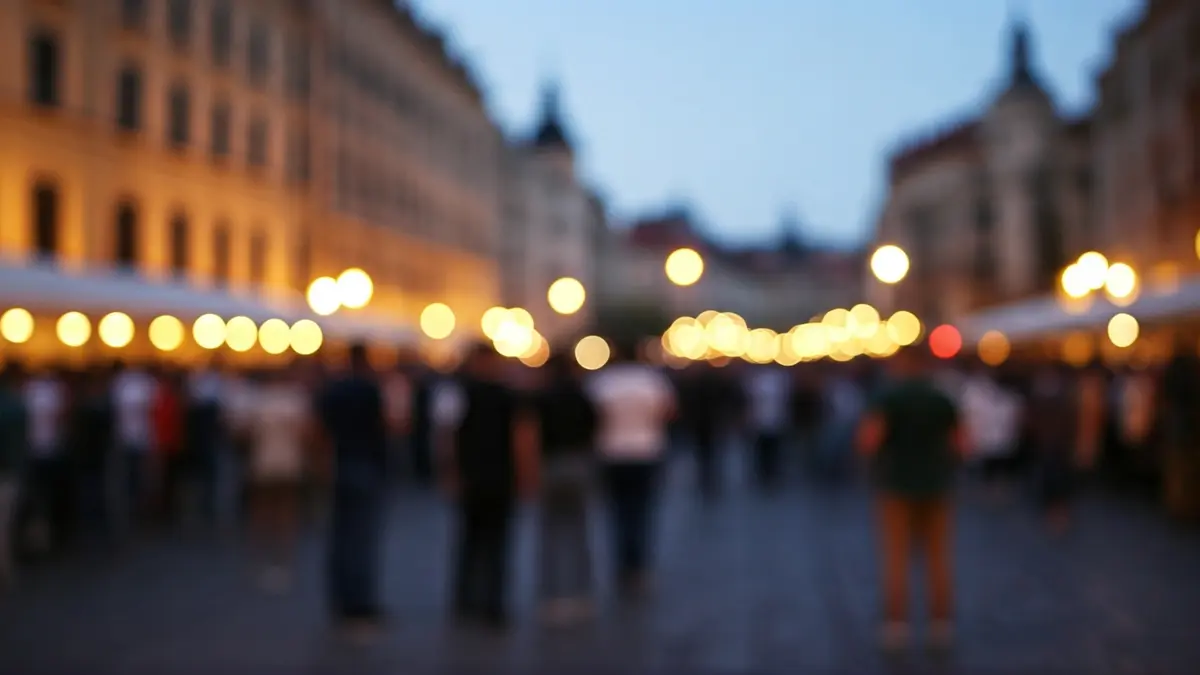 Imagen genérica de una multitud en una plaza durante un evento cultural nocturno.