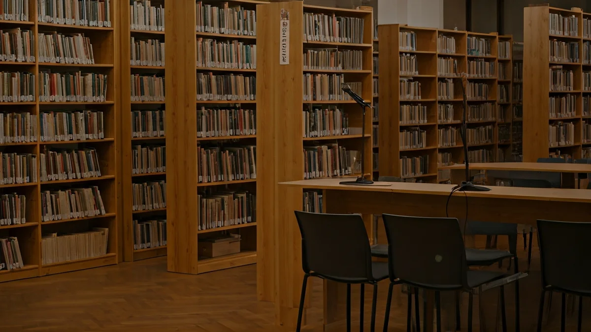 Imagen genérica de una sala de presentación de libros con estanterías y un podio.
