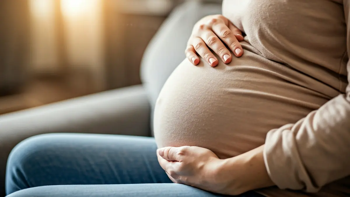Imagen genérica de una mujer embarazada, con las manos sobre su vientre.