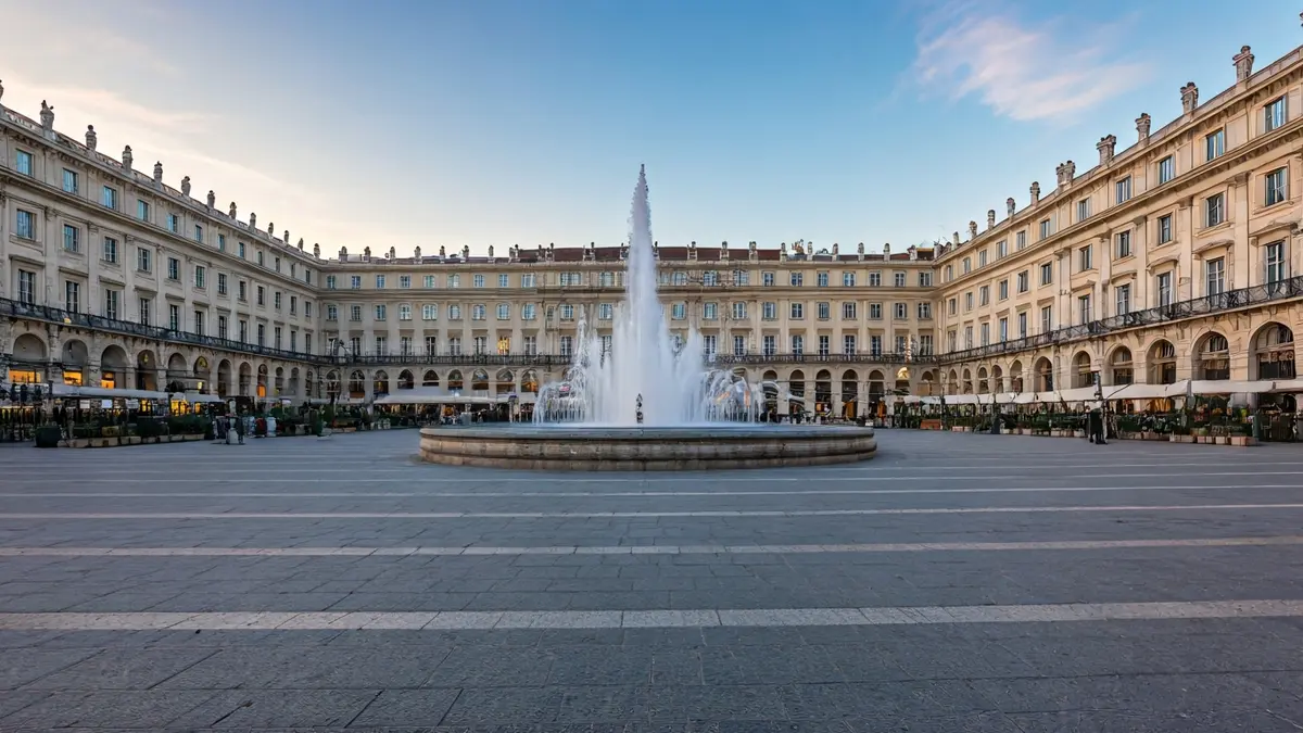 Imagen de la Plaza de Cibeles en Madrid, con la fuente y edificios históricos.