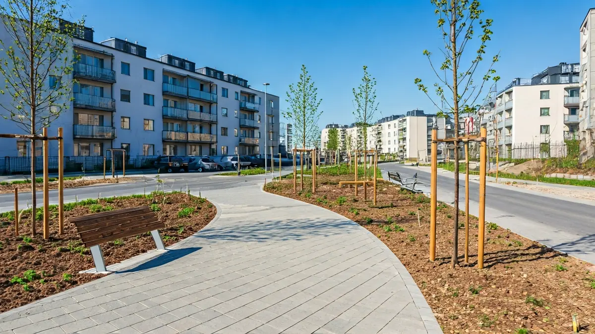 Imagen de un proyecto de regeneración urbana con nuevas aceras, zonas verdes y mobiliario moderno.