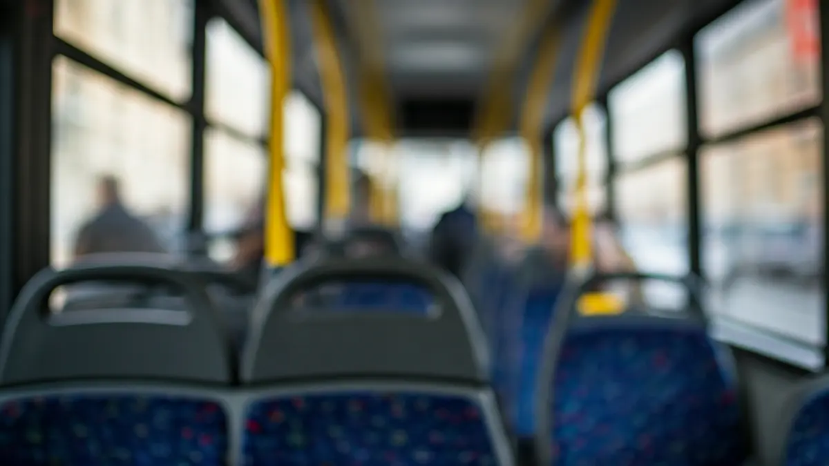 Imagen genérica de un autobús urbano de Madrid, con asientos vacíos y el paisaje urbano borroso al fondo.
