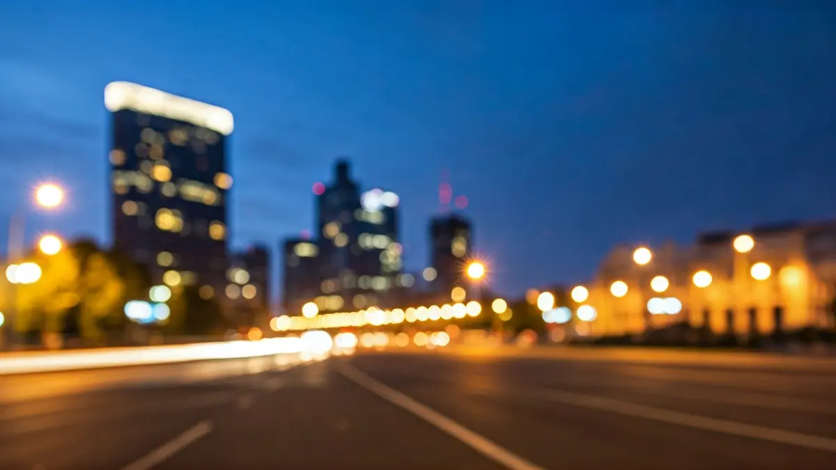 Imagen genérica de un paisaje urbano al atardecer, con edificios modernos y luces de la ciudad.