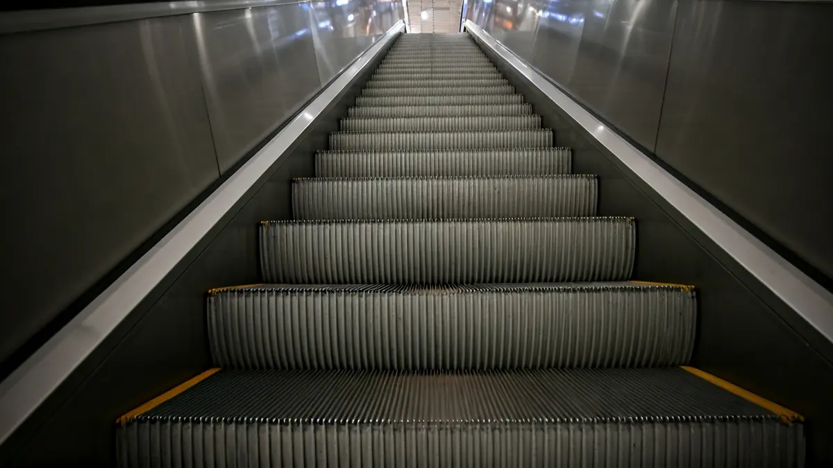 Imagen genérica de una escalera mecánica en una estación de metro.