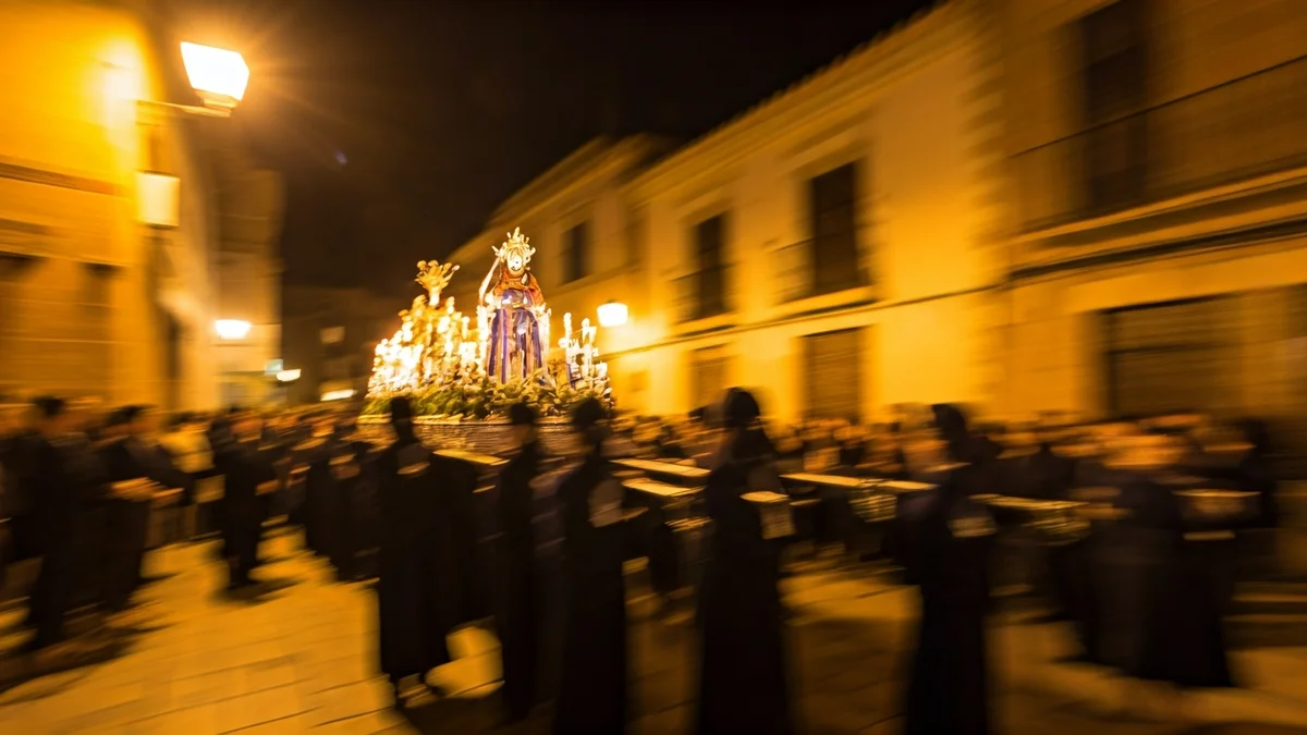 Imagen genérica de una procesión religiosa nocturna en una ciudad española.