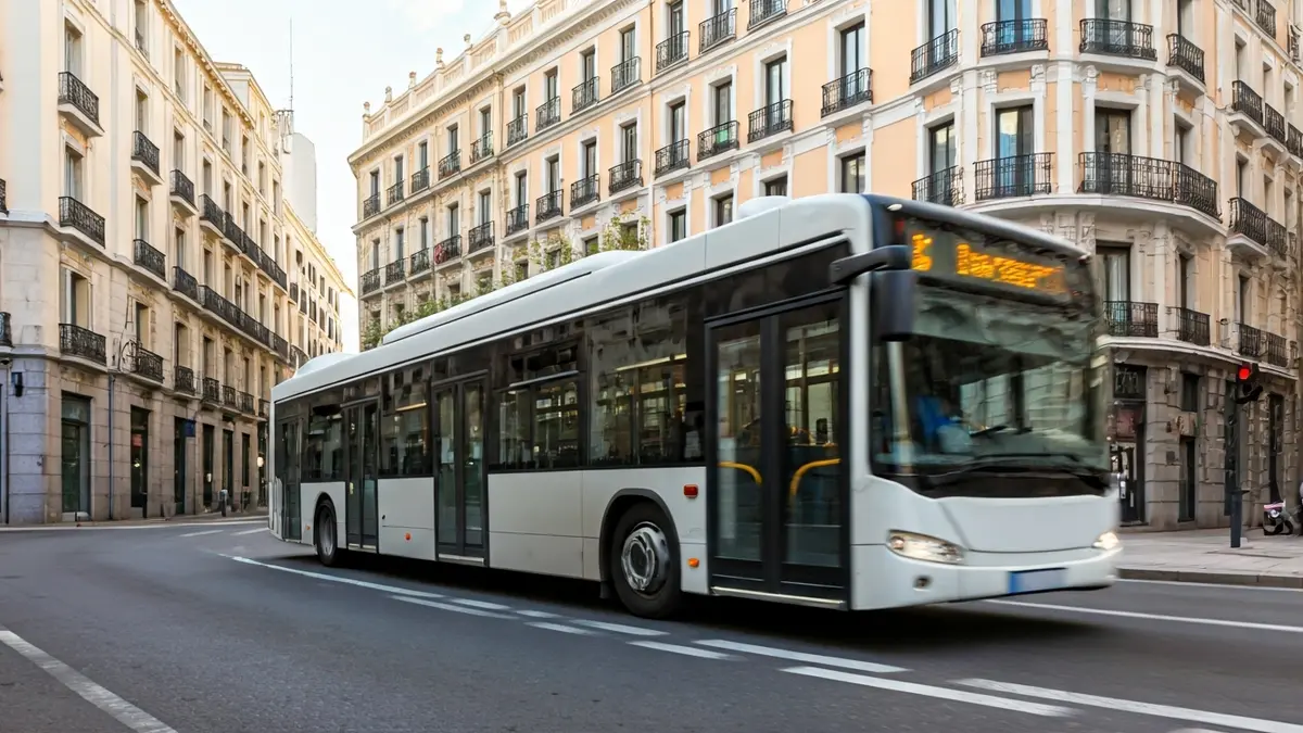 Imagen genérica de un autobús urbano en movimiento por una calle de Madrid.