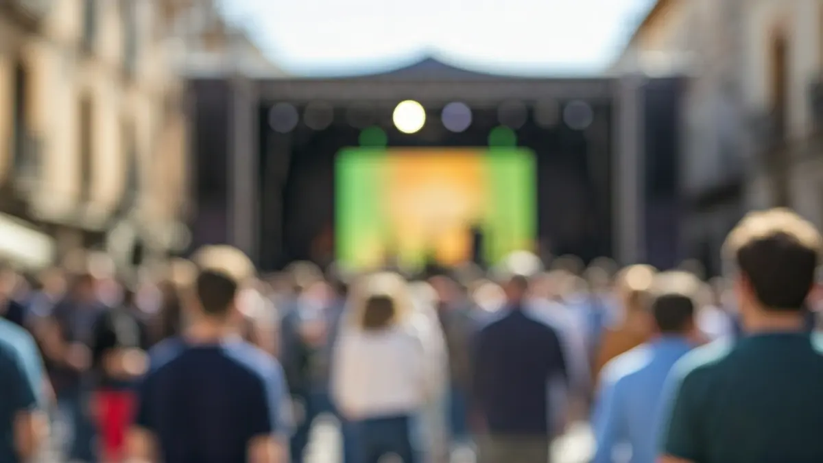 Imagen genérica de un concierto al aire libre en una plaza, con gente disfrutando de la música.