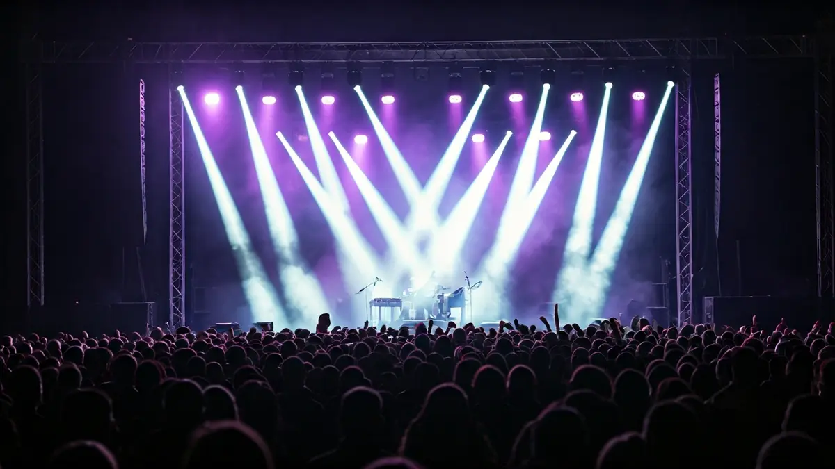 Imagen genérica de un concierto con luces brillantes y una multitud animada.
