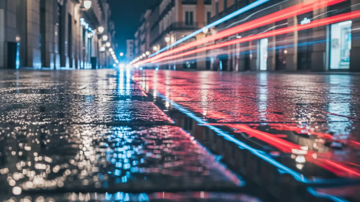 Imagen genérica de luces de emergencia reflejadas en el asfalto mojado de una ciudad.