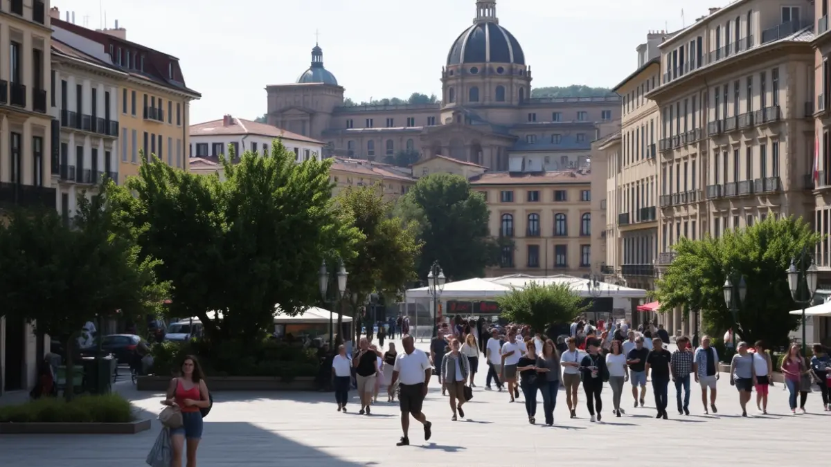 Imagen de una plaza urbana con edificios históricos y vegetación.