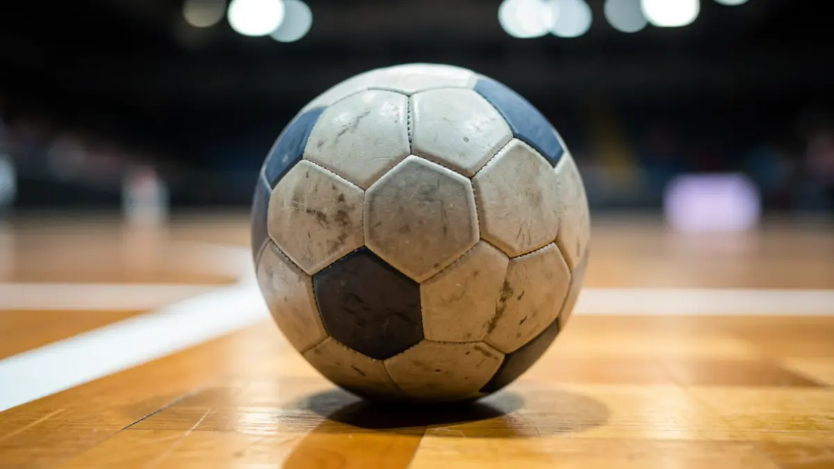 Imagen genérica de un balón de balonmano sobre una cancha.