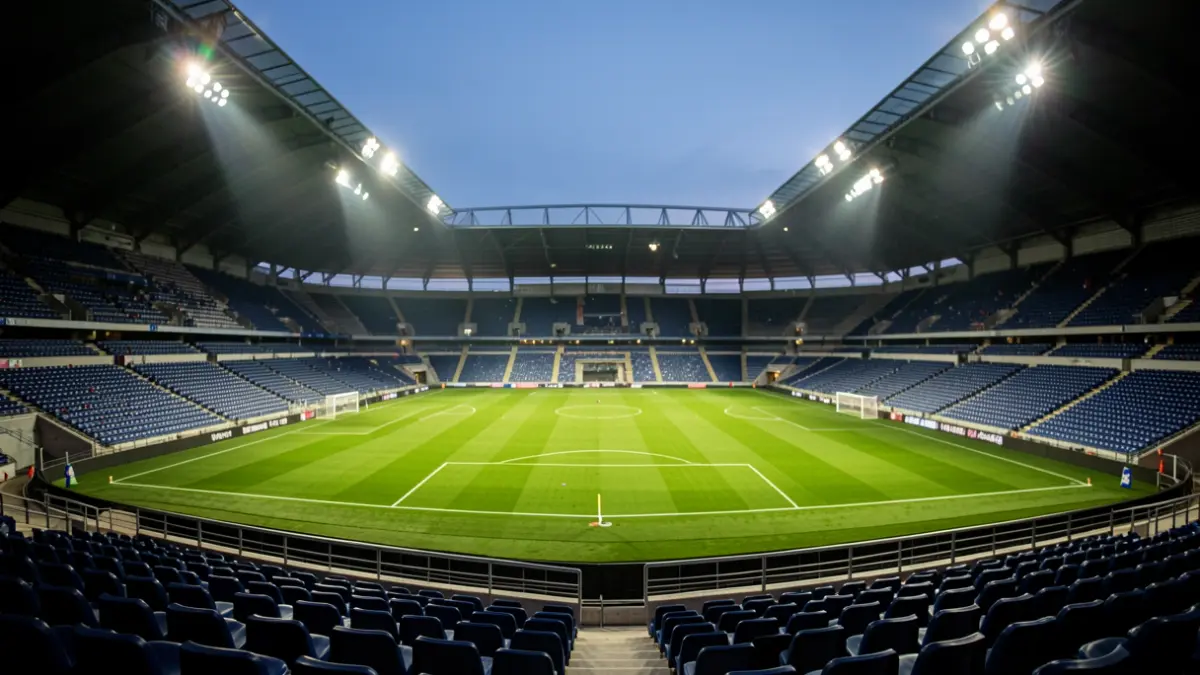 Imagen genérica de un estadio de fútbol vacío al anochecer.
