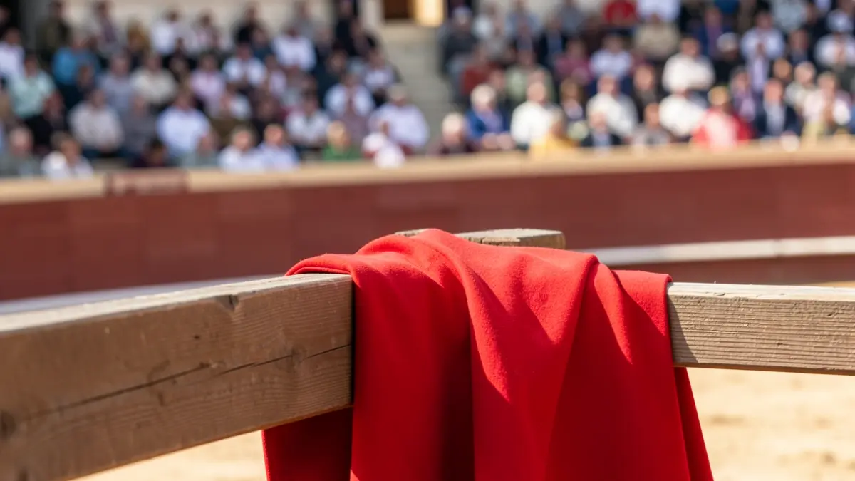 Imagen de una muleta taurina en la plaza de toros de Las Ventas.
