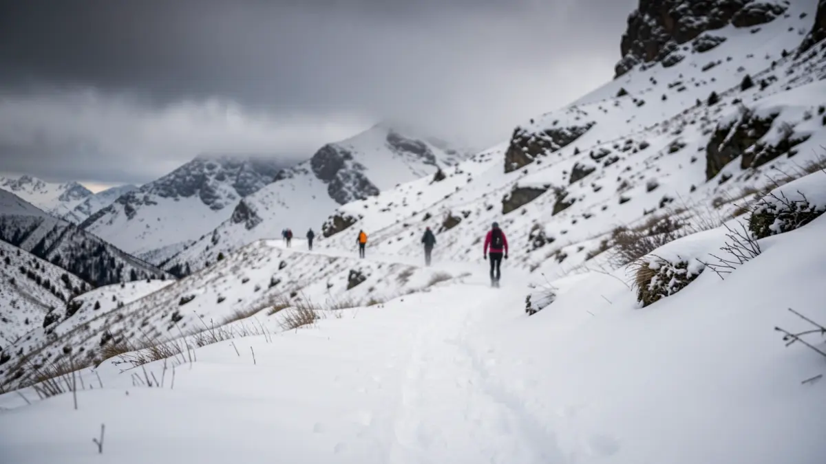 Senderistas y corredores siendo rescatados en la sierra de Madrid por condiciones meteorológicas adversas.