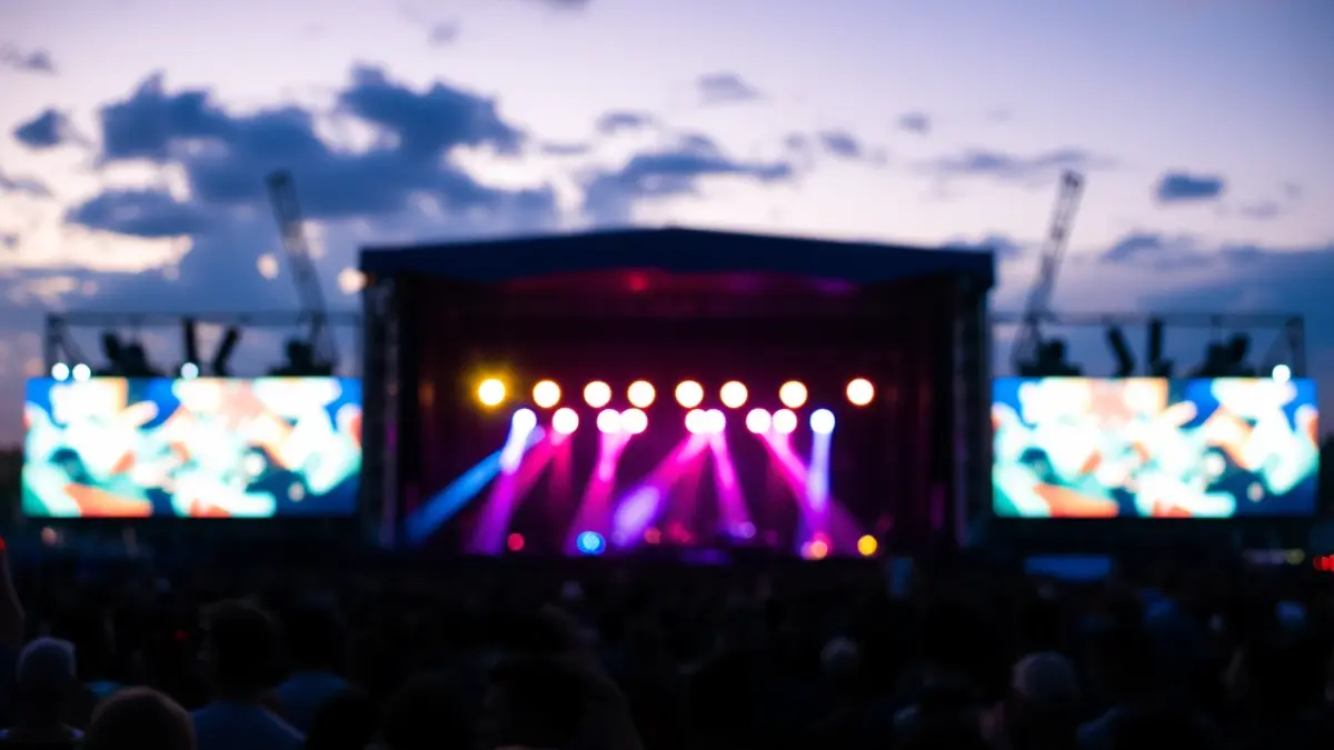 Imagen genérica de un festival de música al aire libre con luces y multitud.
