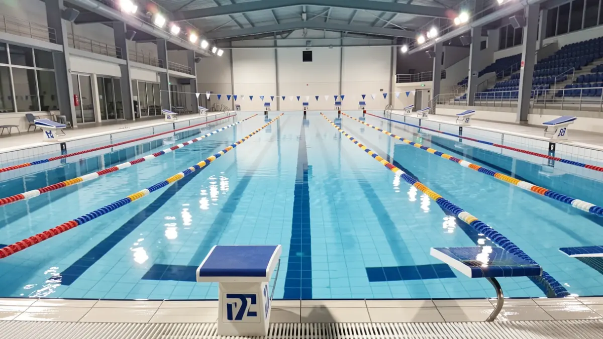 Imagen genérica de una piscina de natación con carriles y poyetes.