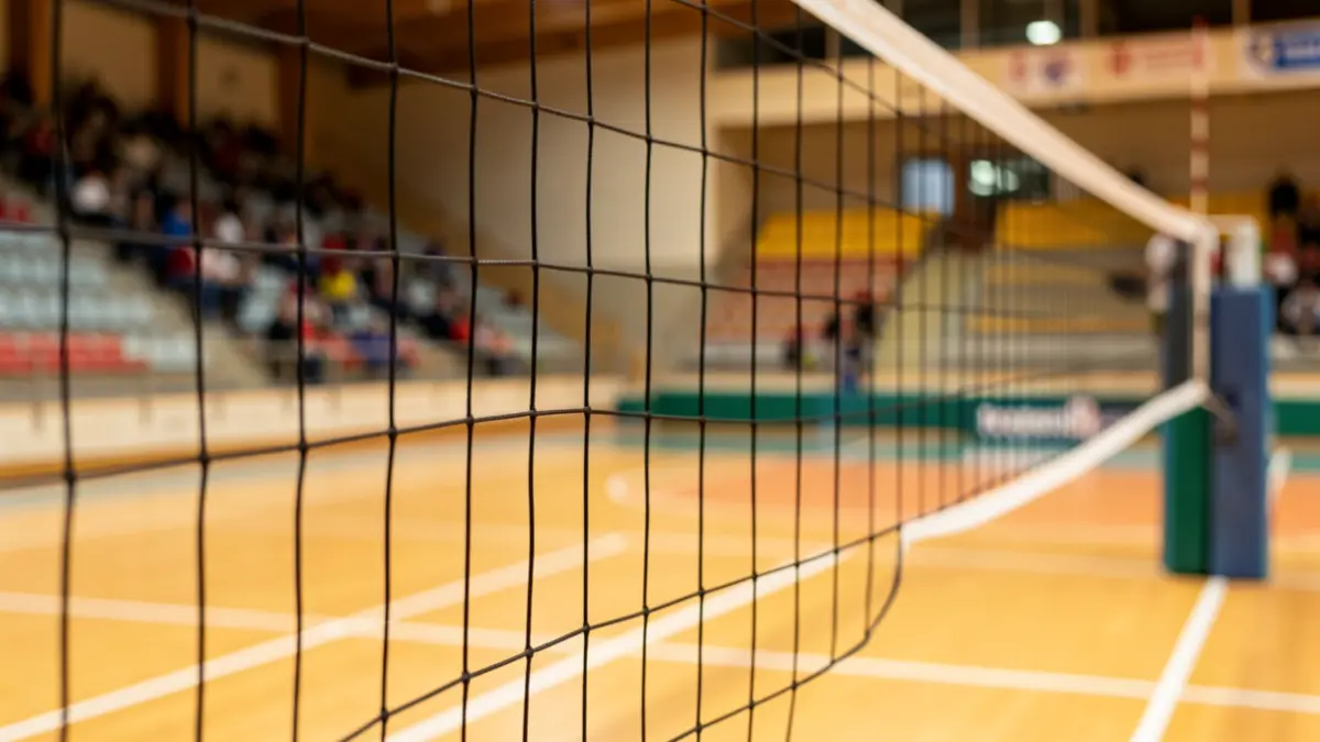 Red de voleibol en una cancha deportiva.