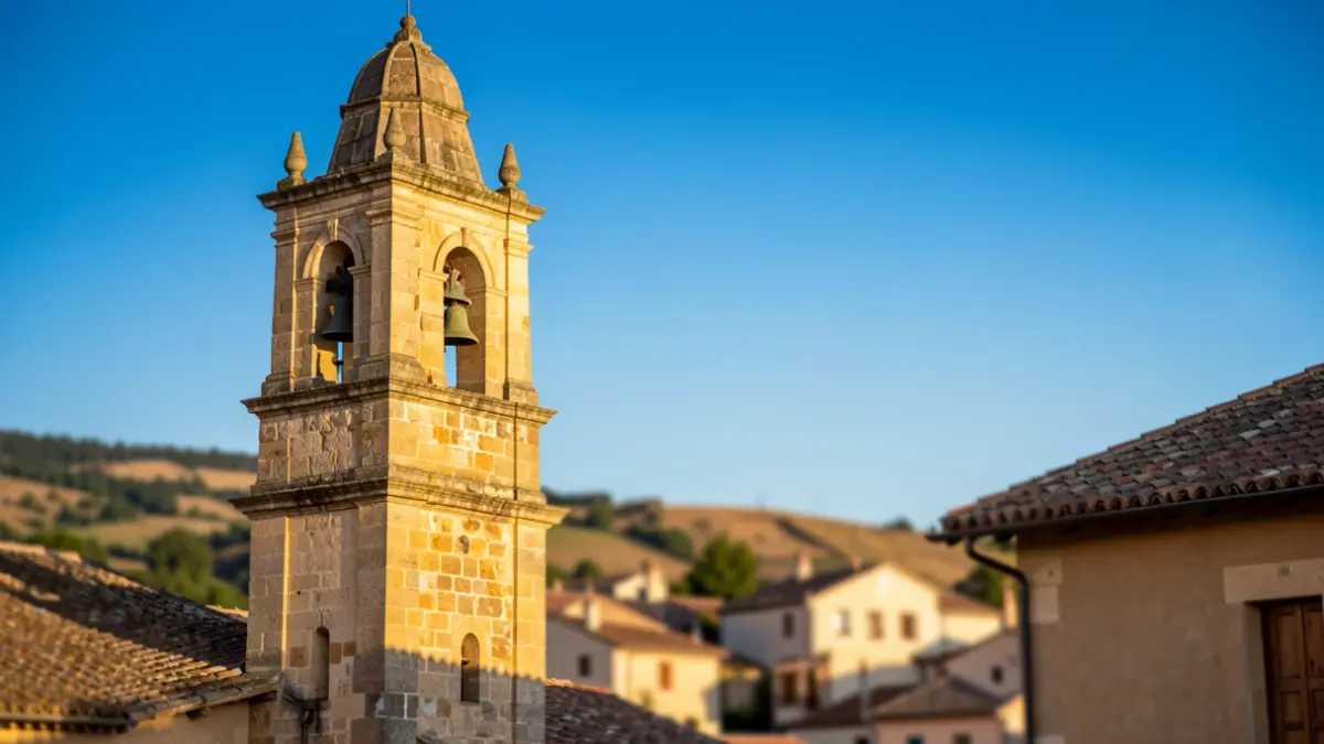 Campanario tradicional de un pueblo de la Sierra Norte de Madrid.