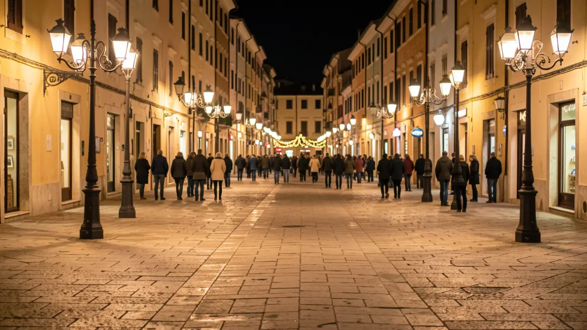 Imagen genérica de una plaza urbana iluminada durante una celebración nocturna.