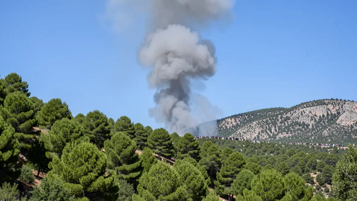 Columna de humo sobre un bosque en la Sierra Oeste de Madrid.