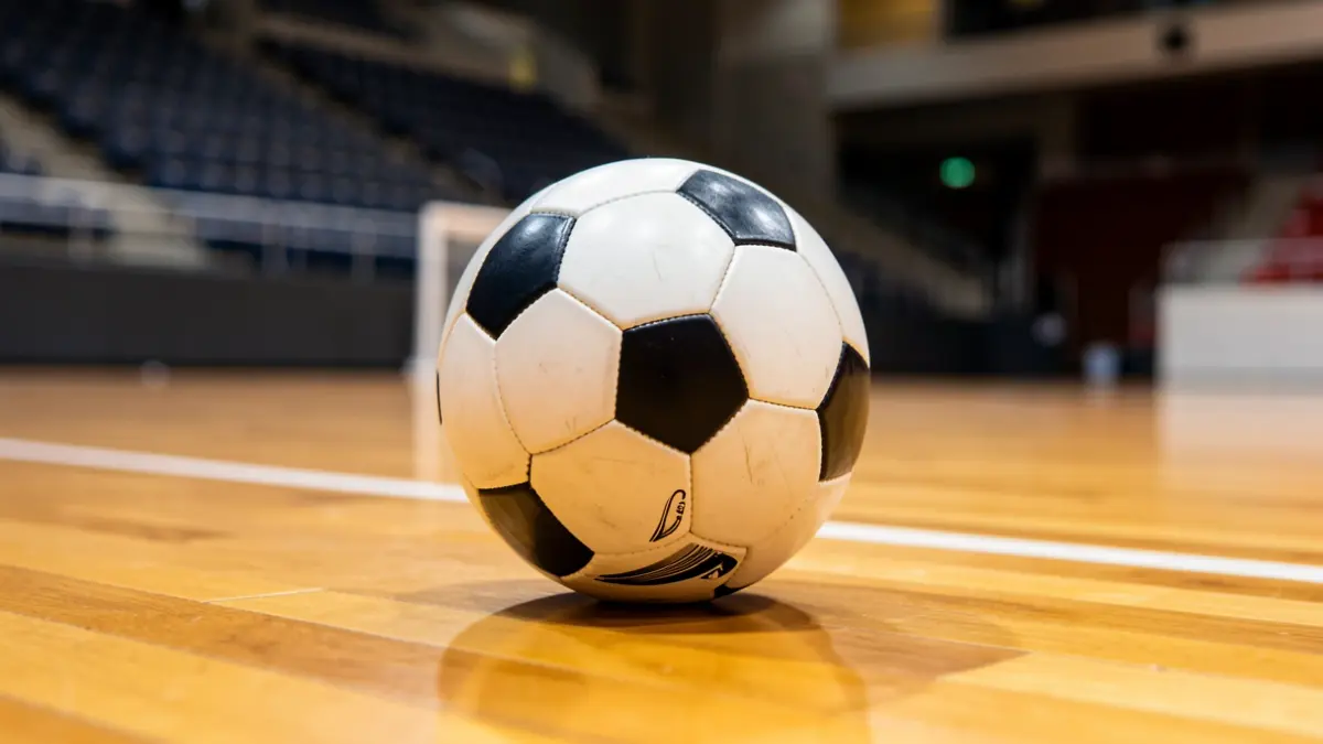 Imagen genérica de un balón de fútbol sala sobre una pista deportiva.