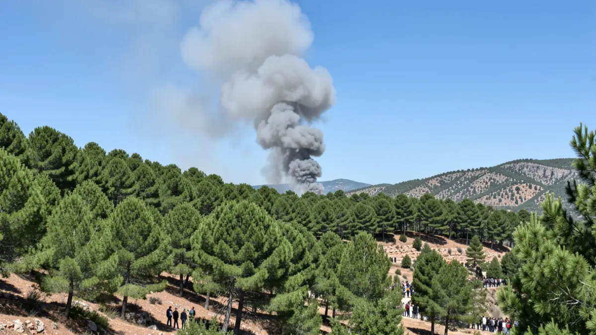 Columna de humo sobre un bosque en la Sierra Oeste de Madrid durante un incendio forestal.