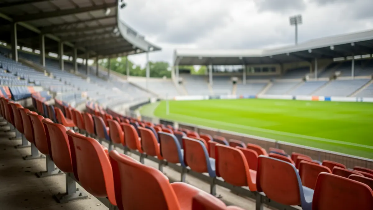Imagen genérica de un estadio de fútbol vacío con asientos y césped.
